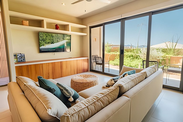 2 Bdrm Condo with Sea, Mtn and Pool view
