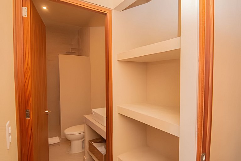 2 Bdrm Condo with Sea, Mtn and Pool view