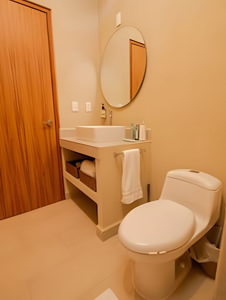2 Bdrm Condo with Sea, Mtn and Pool view
